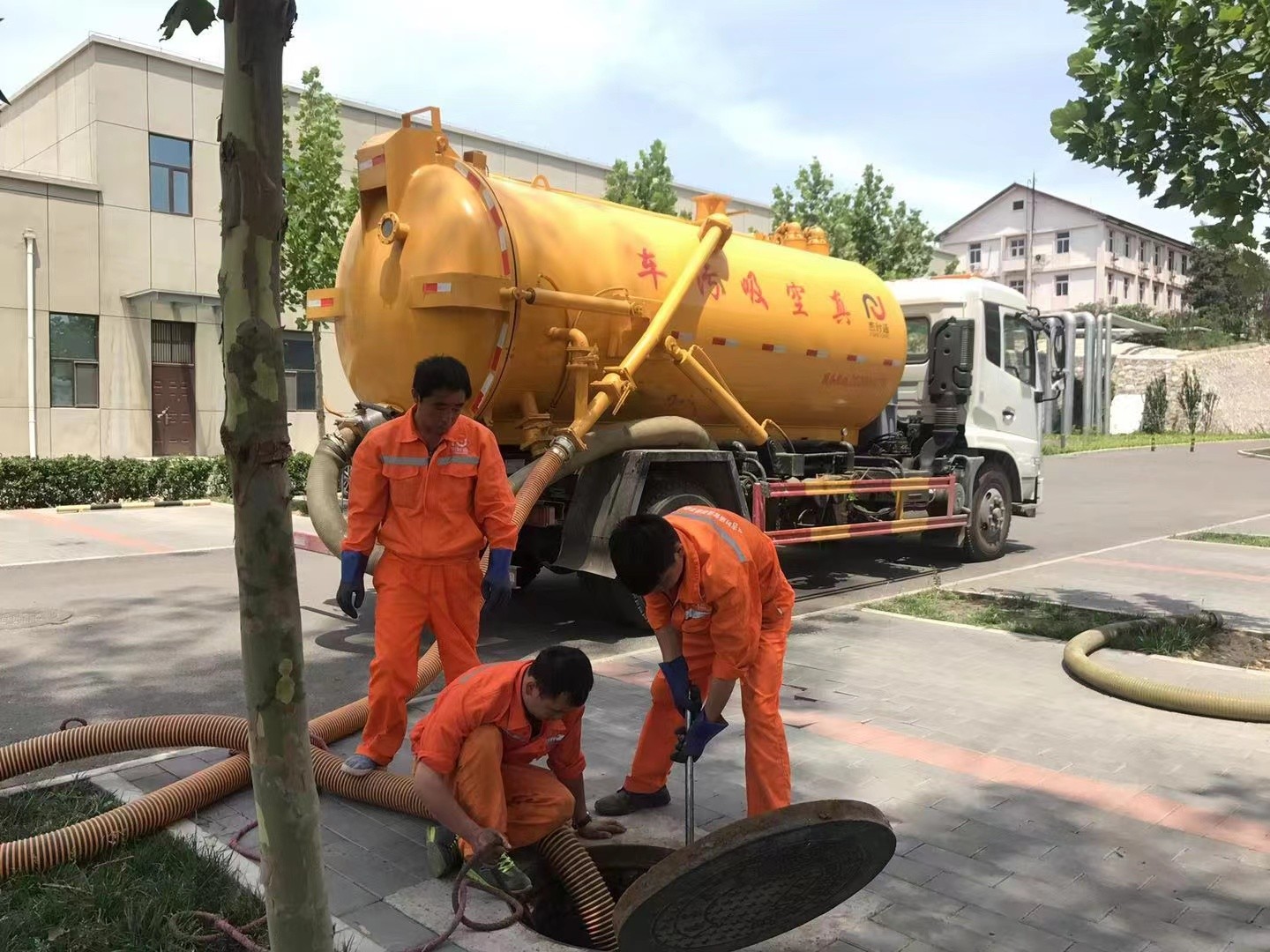 班玛管道疏通车停在窨井附近