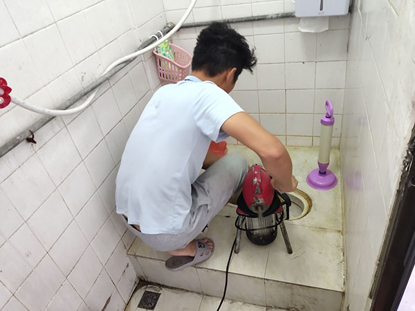 班玛管道堵塞冒臭气 专业师傅现场解决问题
