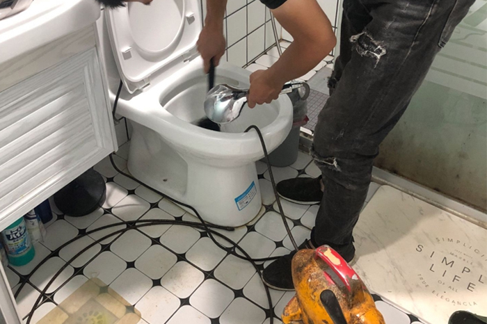 班玛马桶堵塞自己疏通还是找师傅?专业上门服务让你省时更省心